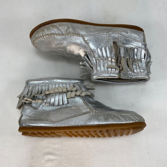 Minnetonka Youth 4 Silver Leather Fringe Zip Moccasins Rubber Sole Outdoor Wear - Picture 6 of 11